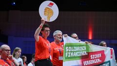Merz ha sido recibido con pancartas hostiles en el congreso de la Federaci�n Alemana de Sindicatos.