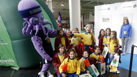Un grupo de ni�os posan junto a la mascota de la Copa del Rey