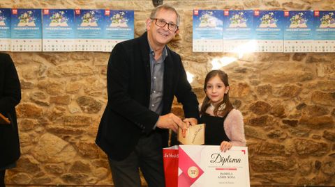 Recolle Daniela A��n Noya, alumna do colexio Artai (Carballo). Sexto premio. Entrega Evencio Ferrero, alcalde de Carballo
