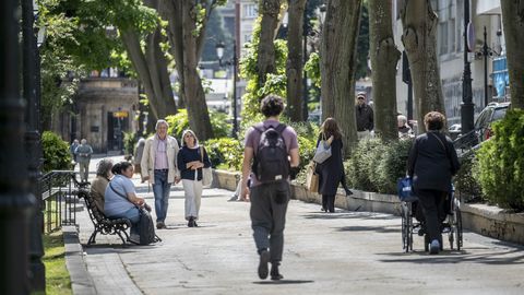 Varias personas pasean por el Campo San Francisco de Oviedo