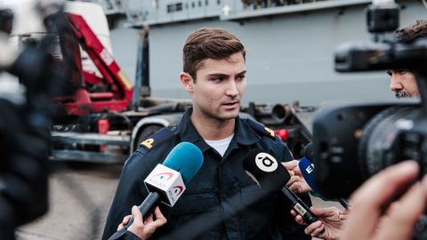 El alferez de Navío, José María Cordero, hace declaraciones tras llegar al puerto de Valencia el buque Galicia