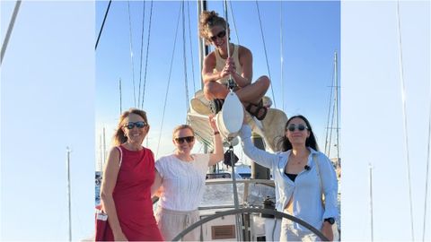 Paola Catapano (de rojo), jeja de comunicaci�n del CERN, y la m�dica gallega Mar�a Quiroga (a la derecha) son parte de la tripulaci�n del velero Lady Magellan.