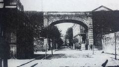 A la izquierda el Lugo Sal�n, edificio de madera inaugurado en junio de 1911 en Bispo Aguirre, junto a la Muralla