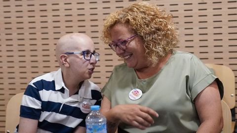 Sonia charla con Samuel, un niño que se recupera de su tumor gracias al nuevo tratamiento.