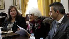 Foto de archivo del pleno celebrado en 2020 en Ribadeo en el que se nombr� Filla Predilecta a Luz Pozo Garza. A la izquierda, la concejala de Cultura, Pilar Otero y la derecha, el exalcalde, Fernando Su�rez