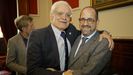 <span lang= gl >Vctor Fernndez Freixanes felicita ao seu flamante sucesor  fronte da Real Academia, Henrique Monteagudo.</span>
