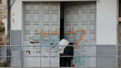 Dos personas entrando ayer en la casa okupada que est� en el n�mero 10 de Amor Ruibal