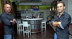 Los hermanos Ambrosio y Felipe Or�ns en el renovado restaurante O Bocho.