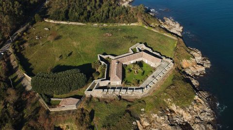 LA FORTALEZA.Fue erigida entre los a�os 1755 y 1757 para la defensa del puerto y r�a de Corcubi�n. Se trata de unan edificaci�n de una sola planta. Lleg� a tener huertos en el interior y pozo de agua dulce. De los 592 metros cuadrados construidos, 363 son �tiles. Tambi�n posee jard�n