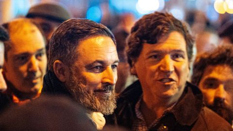 Abascal y el presentador despedido de la Fox, el lunes en la protesta ante la sede del PSOE en Ferraz