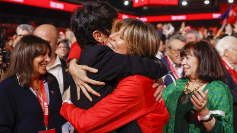 Abrazo entre Begoa Gmez y Elma Saiz