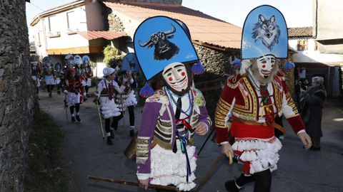 Os felos percorren Maceda.A comitiva co personaxe do entroido tradicional estn a percorrer os pobos do municipio e a Serra de San Mamede