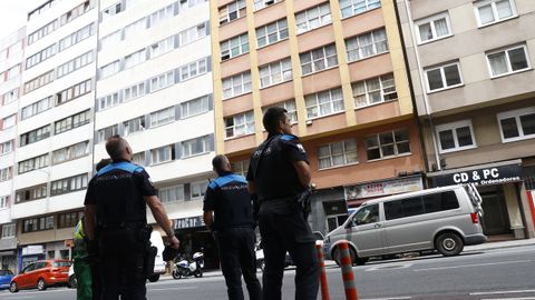 La Polic�a Local de A Coru�a acudi� a la ronda de Nelle tras caer una ventana de un quinto piso