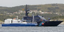 La planeadora �disfrazada� de pesquero fue al costado del barco de Aduanas en cuanto sali� de la ensenada da Insua. 