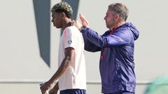 Lamine Yamal y Hansi Flick, en una imagen de archivo de una sesi�n de entrenamiento del Barcelona.