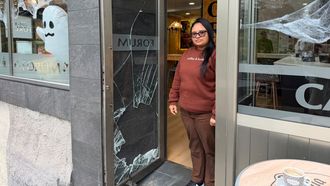 July de Oliveira, propietaria del Caf� F�rum, junto a la entrada de su negocio. Un ladr�n rompi� la puerta con una alcantarilla
