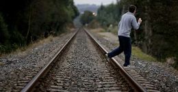 Los peatones contin�an cruzando por el paso para acceder al r�o.