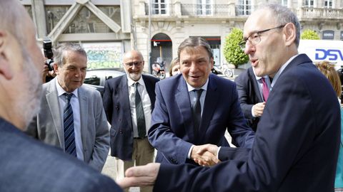El ministro Planas (en el centro), saludando a las puertas de la sede Afundaci�n en Vigo, donde se celebra el XX Congreso Nacional de Acuicultura