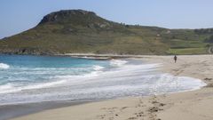 Imagen de la playa de Soesto, donde se ubica uno de los extremos de la senda municipal que enlaza con Santa Rosa, Laxe.