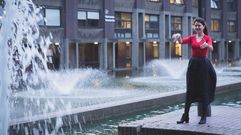 Tamara, no exterior do Barbican Centre