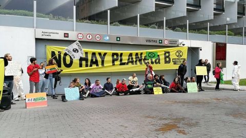 Protesta frente a la sede de Repsol en Madrid