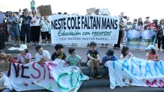 La comunidad escolar del CEIP de Melide se concentraron ante el edificio del Gai&aacute;s