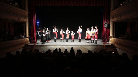 O grupo de gaitas de Bgoas da Terra tamn participou no Da das Letras Galegas