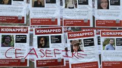 Guerra de carteles.
Fotos de los secuestrados por Ham�s colgadas en las calles de Nueva York. La guerra entre Israel y Ham�s muestra a un Gobierno estadounidense  alineado con Israel, pero en la sociedad surgen cada vez m�s voces cr�ticas que traducen profundas divisiones internas