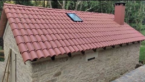 El edificio que estaba en semiruina, ya restaurado en su fachada y cubierta.