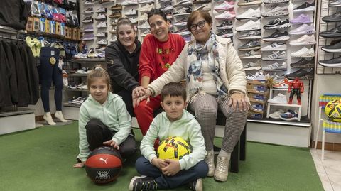 Tania, Nuria, Maricarmen, Carmen y Jose (en la foto, de izquierda a derecha y de arriba a abajo) en Deportes Amarelle, tienda que cumpli� en el 2025 los 50 a�os.