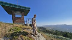 El capit�n Perales en una de las garitas de avistamiento del Escuadr�n de Vigilancia A�rea N� 10.