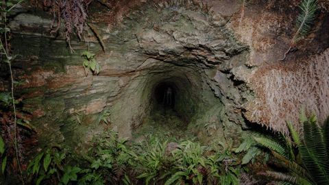 Imagen del acceso de una de las minas abandonadas en Beariz.