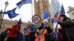 Un grupo de msicos proUE da un concierto ante las puertas del Parlamento britnico