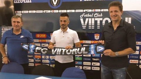 De izquierda a derecha, Hagi, Rub�n de la Barrera y Popescu en la presentaci�n del entrenador.