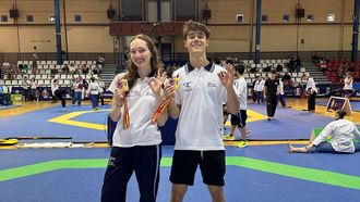 Ekaterina Reb�n y Roi Fraga con las medallas conseguidas en el Campeonato de Espa�a de Taekuondo Sub-21