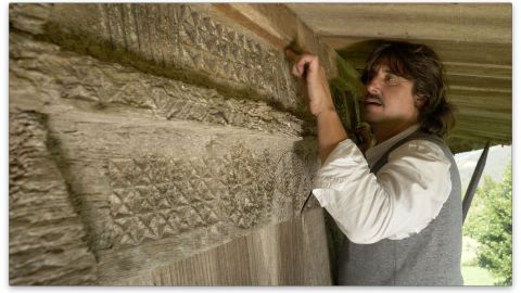 Jaime Santos, director del documental �L'Horru�, en uno de los h�rreos con tallas de madera