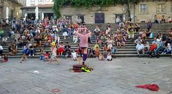 El payaso Rudi Dudi entretuvo a su p�blico en A Quintana, que se implic� en el espect�culo.