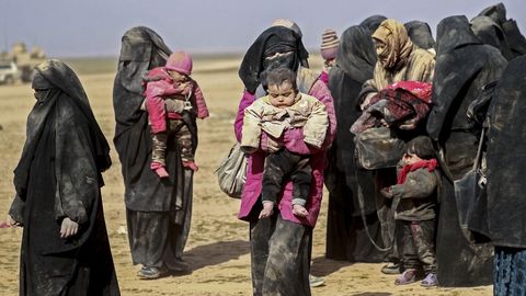 Mujeres con ni�os huyendo de Baghuz, el �ltimo reducto del Estado Isl�mico en Siria