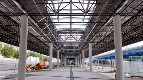 Dársena de pasajeros, con vistas a la plataforma de autobuses.