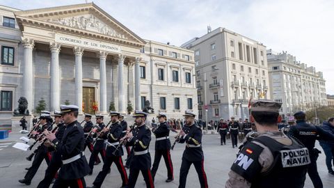 Desfile previo al acto institucional por el Da de la Constitucin, en el Congreso de los Diputados