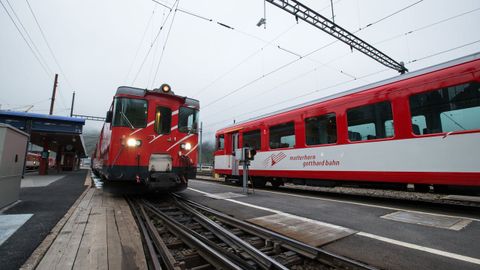Trenes en la estaci�n de Andermatt, en el cant�n de Uri, Suiza
