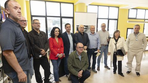Foto de familia dos membros do Batall�n Literario da Costa da Morte que onte participaron nun recital po�tico con motivo do 30.� aniversario do grupo e na presentaci�n dun novo certame literario apoiado polo Concello de Cee, cuxa alcaldesa ?con chaqueta vermella? tam�n participou. 