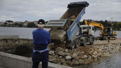 El paso de maquinaria pesada para ejecutar la obra del dragado de la ra deterior el paseo martimo de O Burgo.