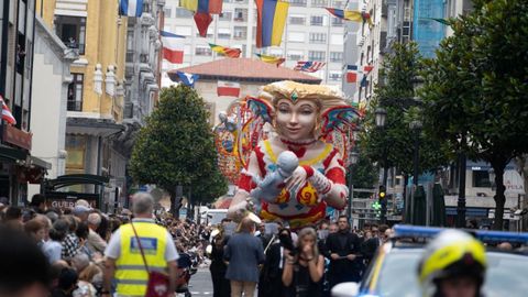 Las calles del centro de Oviedo acogen este jueves el tradicional desfile del día de América en Asturias, en su 72 edición