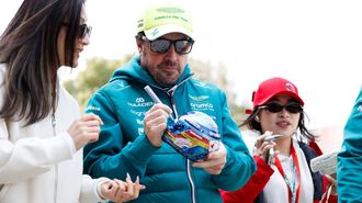 Fernando Alonso firma un aut&oacute;grafo durante el Gran Premio de China