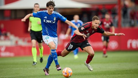 El centrocampista franc�s del Mirand�s Mathis Lachuer (d) disputa un bal�n ante el defensa del Real Oviedo Oier Luengo durante el partido de ida de la final de ascenso a Primera Divisi�n que CD Mirand�s y Real Oviedo disputan este domingo en Miranda de Ebro.