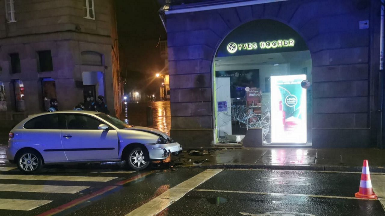 Un aparatoso accidente en la Senra causa numerosos daños en el mobiliario urbano y en un establecimiento cercano