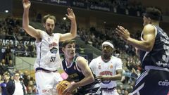 Gal�n y Speight, en una acci�n defensiva ante el Oviedo