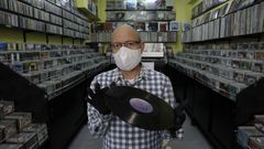 Eladio Lozano, en su tienda Discovery Music en la calle Arco de A Coru�a, donde lleva 24 a�os