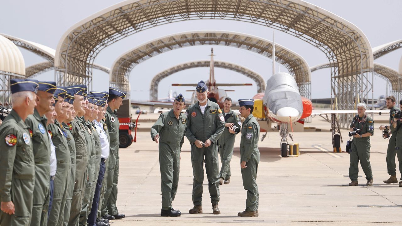La patrulla Águila despide a los «culopollos» en su cuarenta aniversario